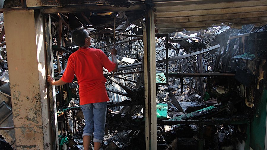 Peristiwa ini menyebabkan kerusakan besar di area pasar. (Bloomberg Technoz/Andrean Kristianto)