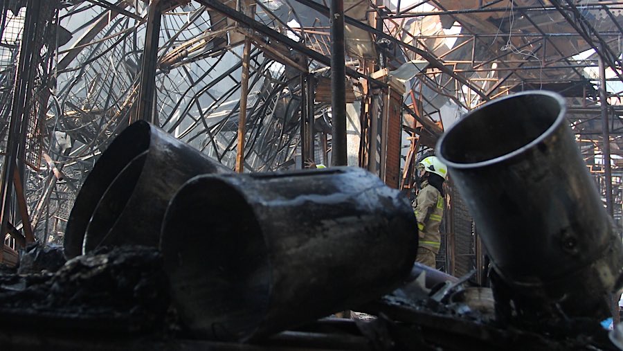 Kebakaran tersebut berhasil dipadamkan pada Selasa (29/7) sekitar pukul 01.30 WIB. (Bloomberg Technoz/Andrean Kristianto)
