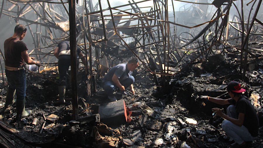 Sejumlah pemilk kios terlihat mencari barang dagangan yang masih bisa diselamatkan usai kebakaran tersebut.  (Bloomberg Technoz/Andrean Kristianto)
