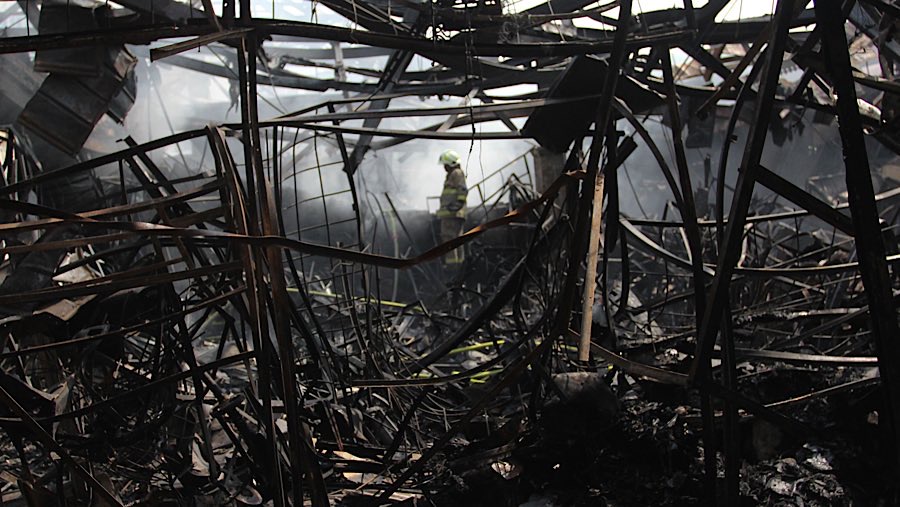 Petugas pemadam kebakaran melakukan pendinginan usai kebakaran di Pasar Taman Puring, Selasa (29/7/2025). (Bloomberg Technoz/Andrean Kristianto)