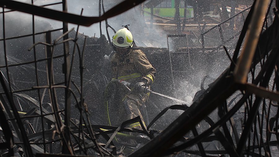 Di lokasi kejadian terlihat beberapa petugas pemadam kebakaran melakukan pendinginan. (Bloomberg Technoz/Andrean Kristianto)
