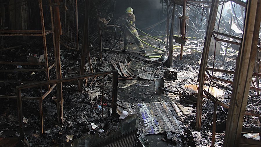 Meskipun sudah padam, petugas pemadam kebakaran masih terus bekerja menyisir lokasi kejadian. (Bloomberg Technoz/Andrean Kristianto)