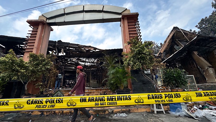 Warga di depan lokasi kebakaran di Pasar Taman Puring, Selasa (29/7/2025). (Bloomberg Technoz/Andrean Kristianto)