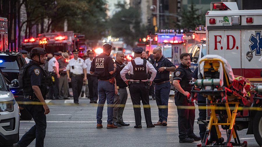 Polisi New York berada di lokasi penembakan di 345 Park Ave., New York, AS, Senin (28/7/2025). (Victor J. Blue/Bloomberg)