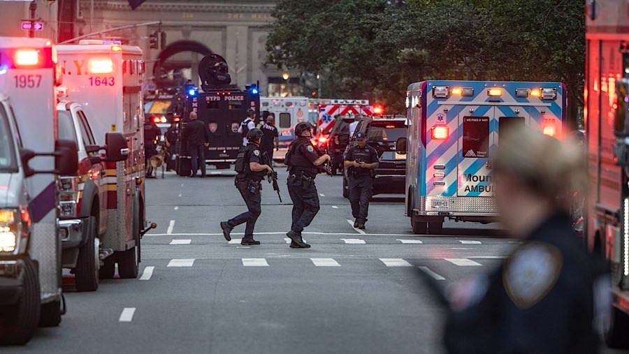 Polisi New York berada di lokasi penembakan di 345 Park Ave., New York, AS, Senin (28/7/2025). (Victor J. Blue/Bloomberg)