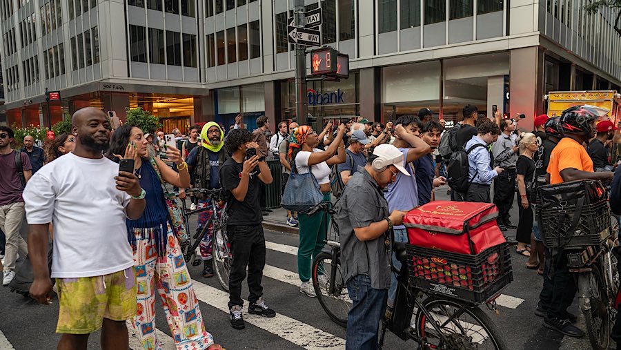 Peristiwa ini memicu kekacauan dan ketakutan selama berjam-jam di Midtown Manhattan. (Victor J. Blue/Bloomberg)