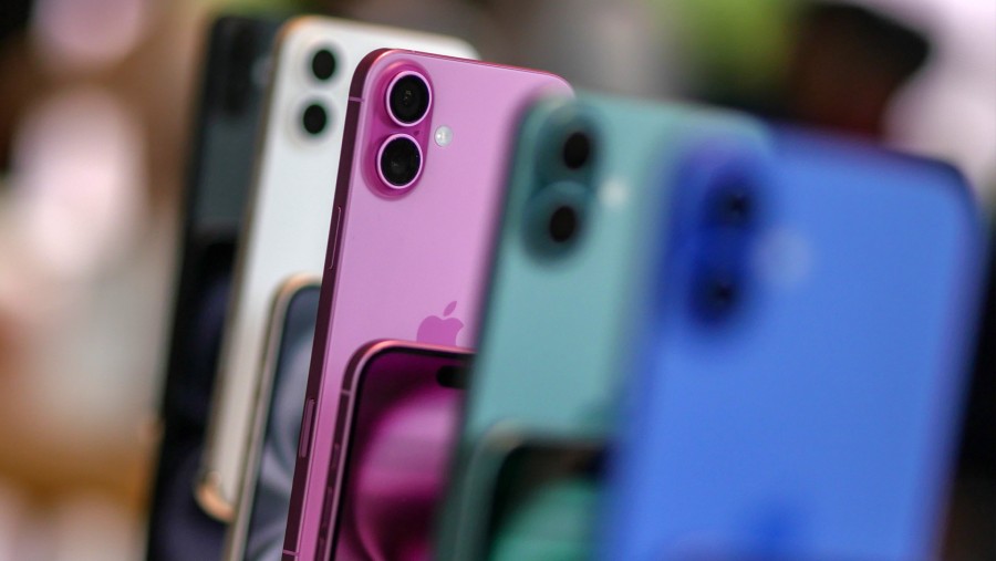 Perangkat iPhone. Apple menghadapi tantangan perakitan perangkat yang selama ini berpusat di China saat Trump inginkan perusahaan buat pabrik di AS. 