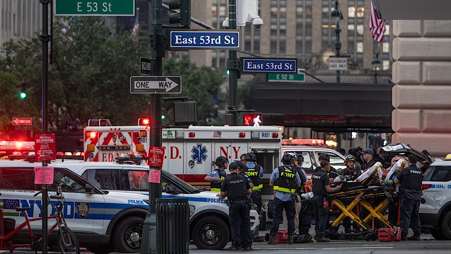 Menurut pejabat kota, seorang petugas polisi termasuk di antara korban tewas dalam serangan di 345 Park Ave. (Victor J. Blue/Bloomberg)