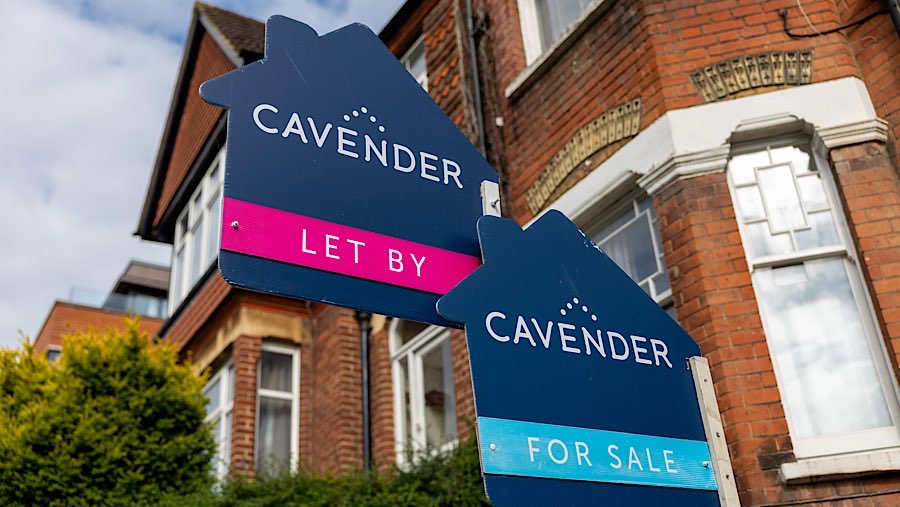 Namun konsumen tetap berhati-hati dengan preferensi yang berkelanjutan untuk menabung daripada membelanjakan. (Jason Alden/Bloomberg)