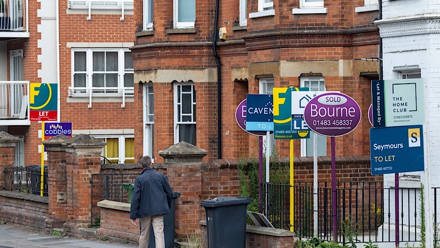 Agen properti memasang tanda ‘dijual’ dan ‘disewakan’ di luar properti hunian di Guildford, Inggris, Senin (28/7/2025). (Jason Alden/Bloomberg)