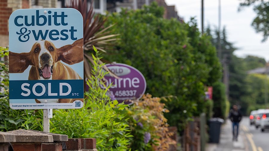 Data BOE juga menunjukkan bahwa pinjaman tanpa jaminan kepada konsumen naik sebesar £1,4 miliar pada bulan Juni. (Jason Alden/Bloomberg)