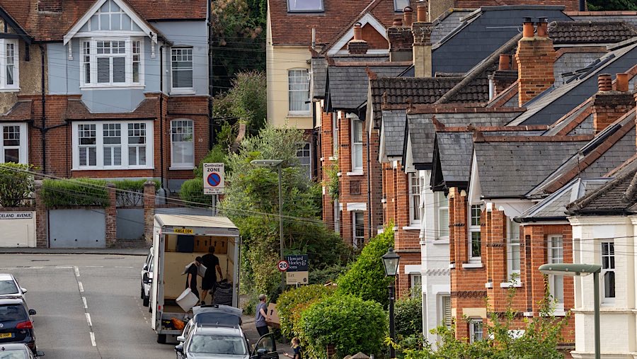 Para pekerja pindahan rumah di luar sebuah properti hunian di Guildford, Inggris, Senin (28/7/2025). (Jason Alden/Bloomberg)
