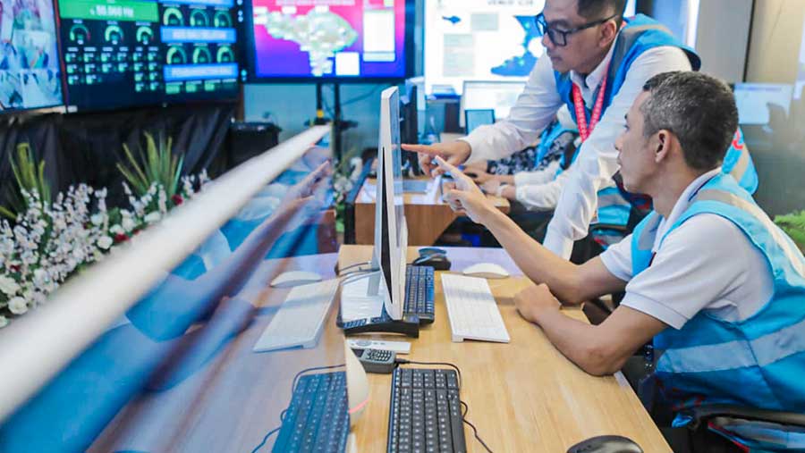 Direktur Utama PLN, Darmawan Prasodjo mendampingi petugas PLN memonitor kelistrikan secara digital. (Dok. PLN)