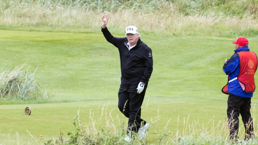Donald Trump di lapangan golf Trump Turnberry di Turnberry, Skotlandia, Inggris, Minggu (27/7/2025). (Chris Ratcliffe/Bloomberg)