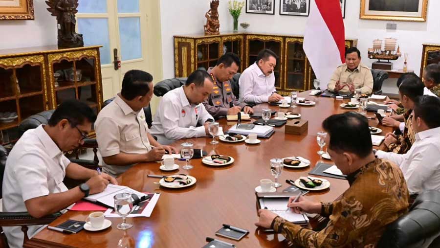 Presiden Prabowo memanggil Kapolri, Jaksa Agung, Kepala PPATK, Gubernur BI, Kepala Bapissus dan Menteri Pertanian. (Dok. IG @sekretariat.kabinet)