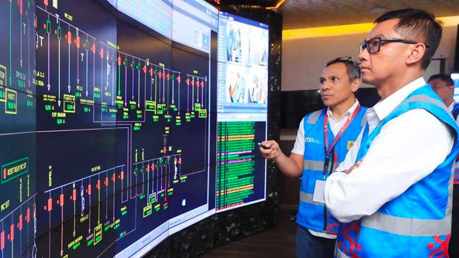 Direktur Utama PLN, Darmawan Prasodjo saat mendampingi petugas melakukan monitoring sistem kelistrikan secara digital. (Dok. PLN)