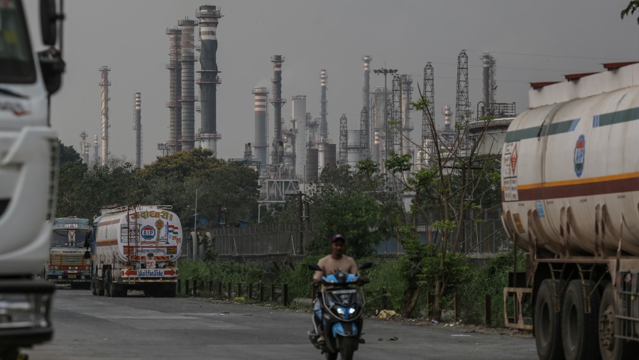 Sebuah kilang minyak di Mumbai. (Fotografer: Dhiraj Singh/Bloomberg)