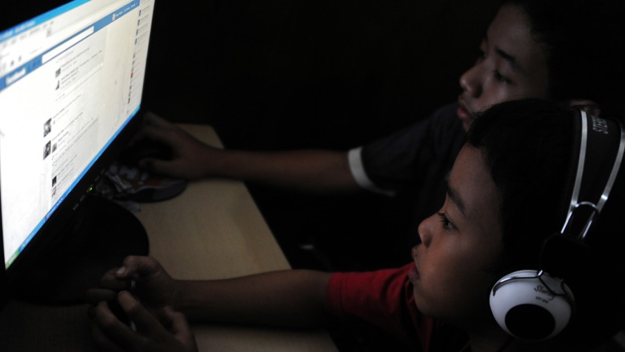 Ilustrasi bahaya kegiatan berinternet anak tanpa pendampingan orang tua. (Bloomberg)