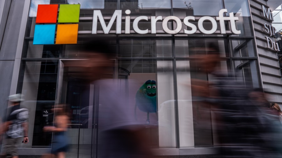 Bisnis masa depan Microsoft adalah layanan cloud. Investasi pusat data dikebut. (Bloomberg)