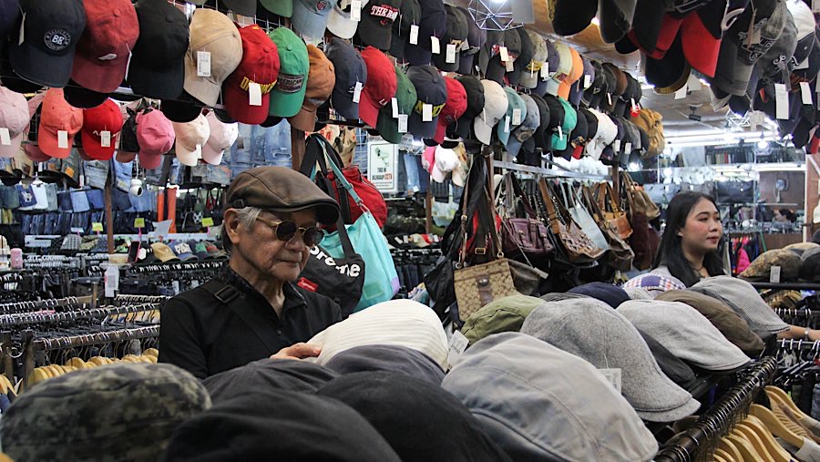 Pemerintah kurang melakukan pengawasan terhadap peredaran barang bekas atau thrifting. (Bloomberg Technoz/Andrean Kristianrto)