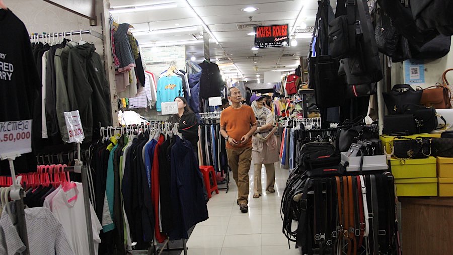 Dirjen IKMA Kemenpering menyebut kerugian negara imbas bisnis thrifting di Indonesia capai triliunan. (Bloomberg Technoz/Andrean Kristianrto)