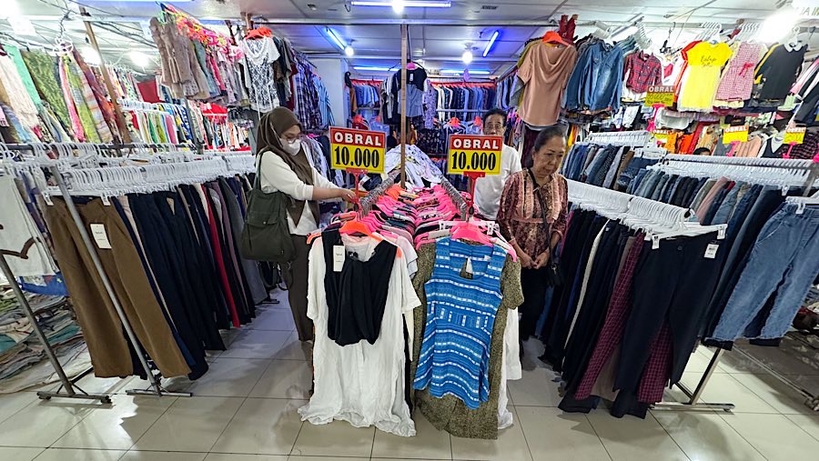 Meski pemerintah mencoba memberantas peredarannya, barang thrifting dapat ditenui di Pasar Senen, Pasar Baru. (Bloomberg Technoz/Andrean Kristianrto)