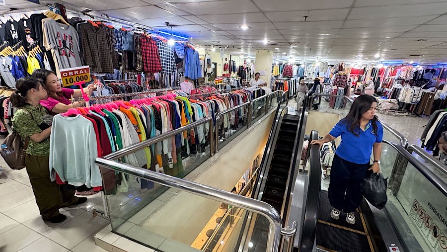 Tren membeli baju bekas dari luar negeri alias thrifting saat ini banyak dipilih karena harganya lebih murah. (Bloomberg Technoz/Andrean Kristianrto)