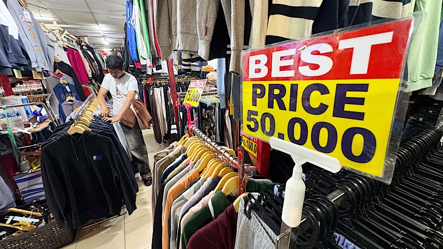 Calon pembeli melihat pakaian bekas yang dijual di Pasar Baru, Jakarta, Kamis (31/7/2025). (Bloomberg Technoz/Andrean Kristianrto)