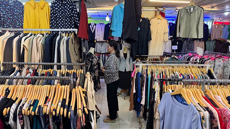 Calon pembeli melihat pakaian bekas (Thrifting) yang dijual di Pasar Baru, Jakarta, Kamis (31/7/2025). (Bloomberg Technoz/Andrean Kristianrto)
