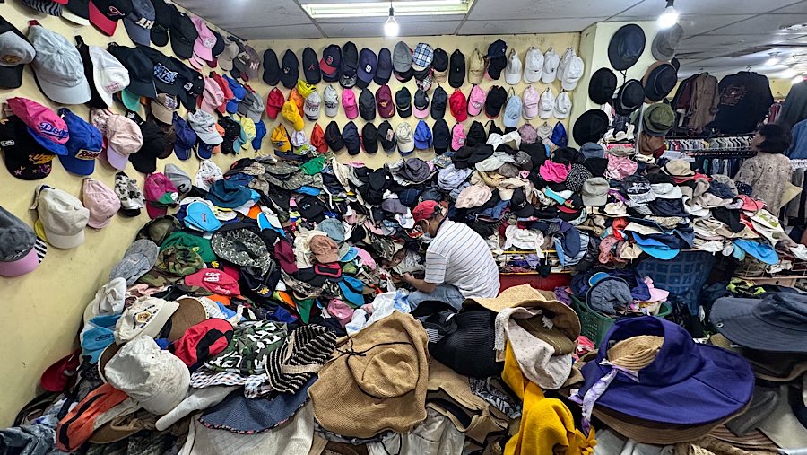 Meski pemerintah mencoba memberantas peredarannya, barang thrifting masih dijumpai di beberapa titik. (Bloomberg Technoz/Andrean Kristianrto)