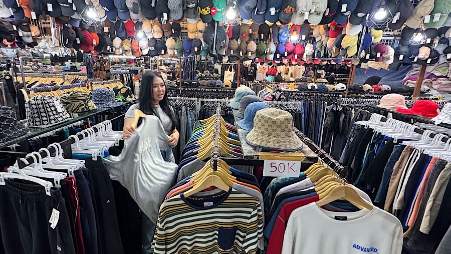 Barrang thrifting dapat memberikan dampak langsung bagi produsen dalam negeri. (Bloomberg Technoz/Andrean Kristianrto)