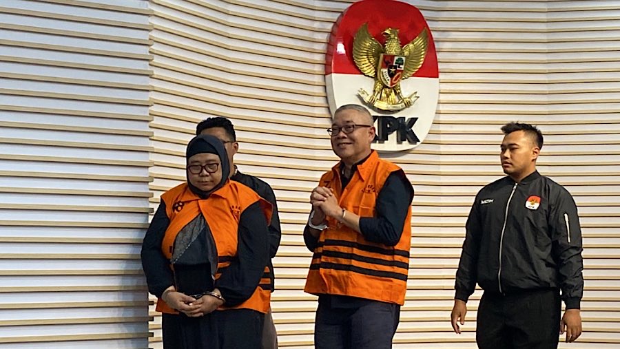 Dua tersangka korupsi pengadaan LNG di PT Pertamina dihadirkan saat konfrensi pers di KPK, Kamis (31/7/2025). (Bloomberg Technoz/Dovana Hasiana)
