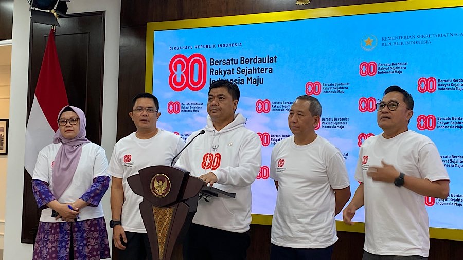 Wamensesneg, Juri Ardiantoro memberikan keterangan pers mengenai HUT RI ke-80 di Istana Negara, Jumat (1/8/2025). (Bloomberg Technoz/Dovana Hasiana)