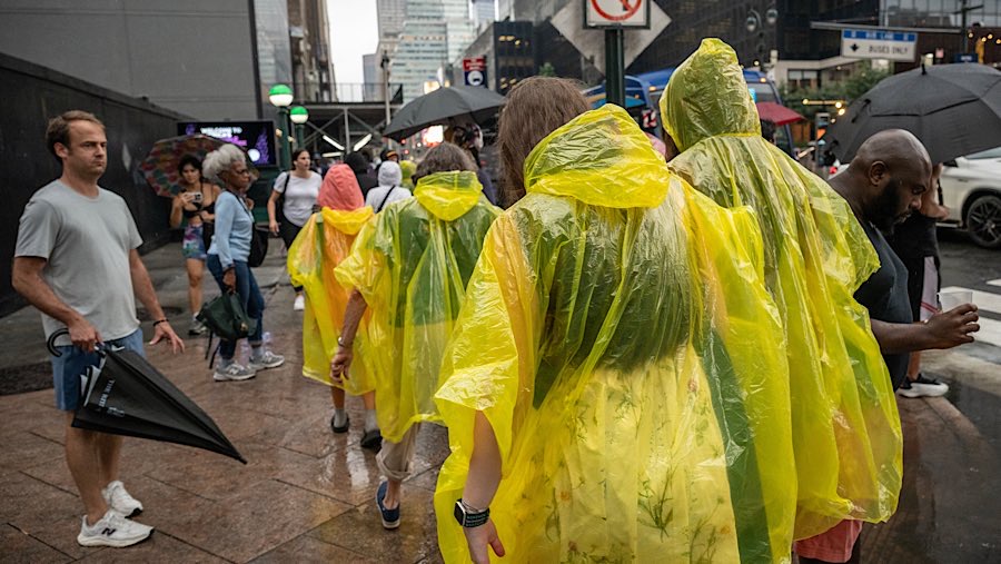 Badai petir menyebabkan gangguan pada transportasi umum di New York City serta mengakibatkan genangan air. (Victor J. Blue/Bloomberg)