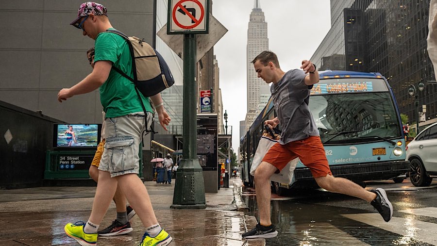 Sebelumnya pada hari Kamis, Gubernur New York menyatakan keadaan darurat untuk kota dan wilayah sekitarnya. (Victor J. Blue/Bloomberg)