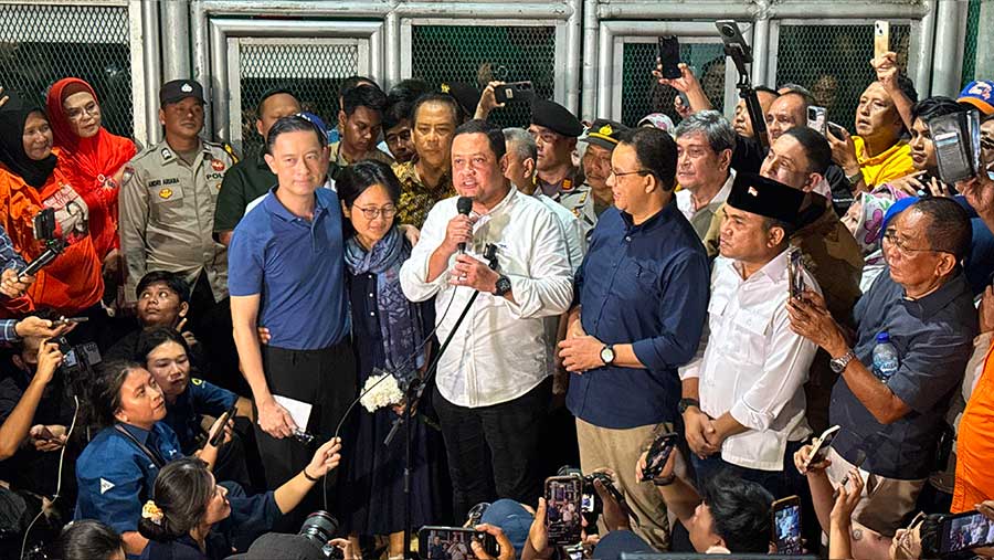 Eks Mendag Thomas Trikasih Lembong/Tom Lembong meninggalkan Rutan Cipiinang, Jakarta, Jumat (1/8/2025). (Bloomberg Technoz/Andrean Kristianto)