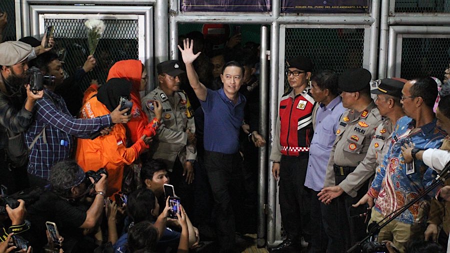 Tom Lembong keluar dari rutan sekitar pukul 22.05 WIB. Saat keluar, Tom Lembong langsung menyapa pendukungnya. (Bloomberg Technoz/Andrean Kristianto)