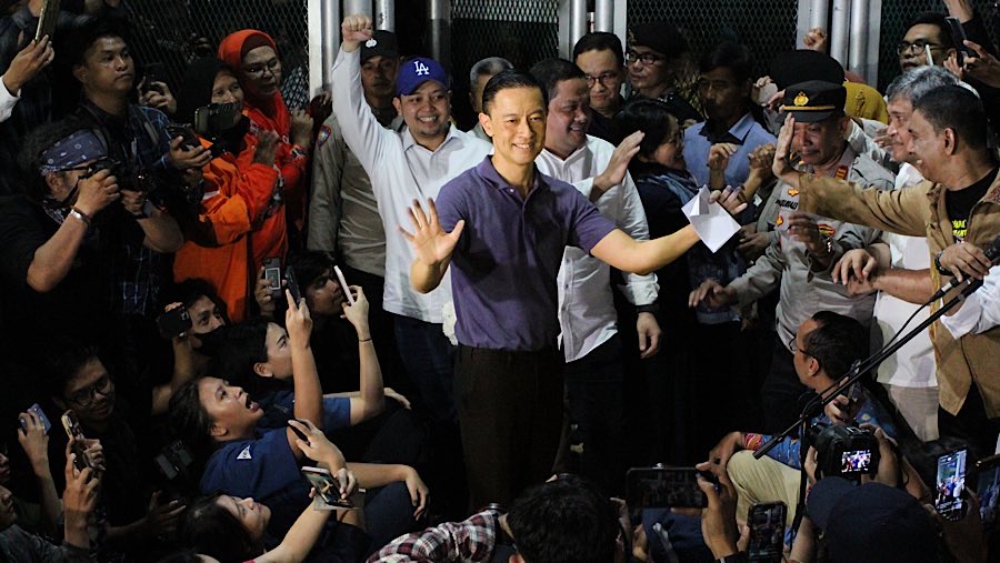 Eks Mendag Thomas Trikasih Lembong atau Tom Lembong saat keluar Rutan Cipinang, Jakarta, Jumat (1/8/2025). (Bloomberg Technoz/Andrean Kristianto)
