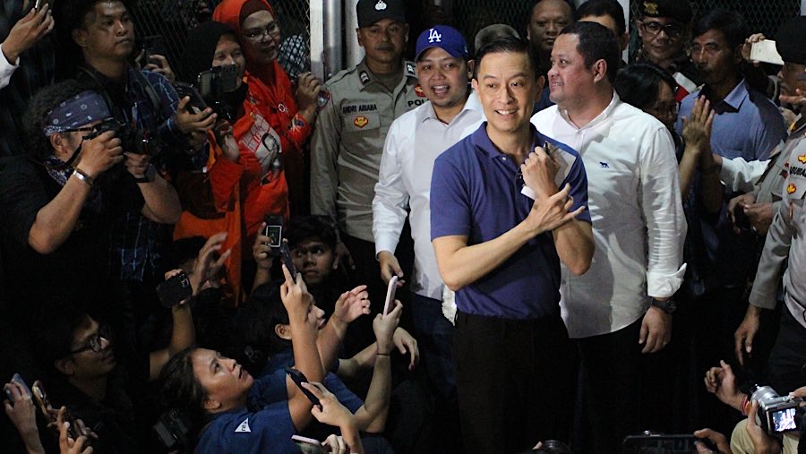 Tom telihat menekan pergelangan tangan yang menunjukan ia kini sudah tidak diborgol. (Bloomberg Technoz/Andrean Kristianto)