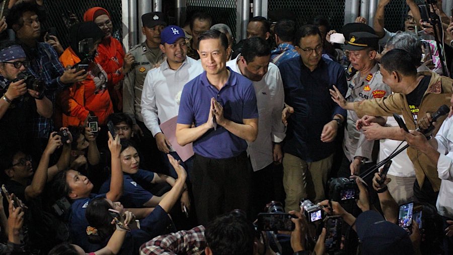 Tom Lembong disambut para pendukungnya tepat di depan pintu keluar rutan.  (Bloomberg Technoz/Andrean Kristianto)