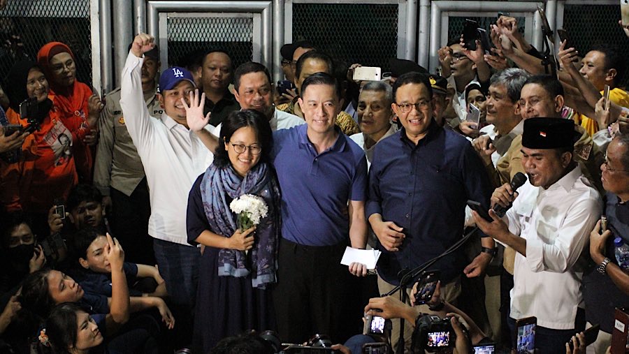 Selain bersama istri, Tom juga diantar oleh mantan Gubernur Jakarta Anies Baswedan. (Bloomberg Technoz/Andrean Kristianto)