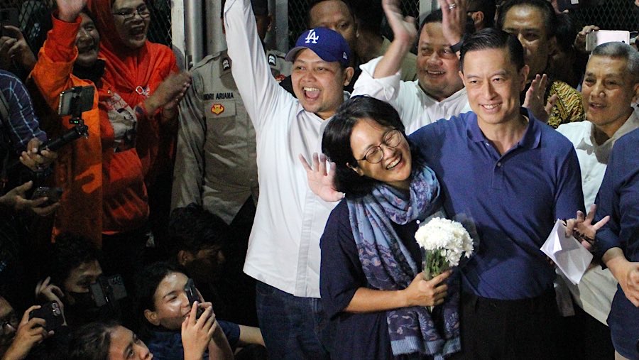 Tom keluar dari Rutan Cipinang sambil merangkul sang istri Fransiska Wihardja yang terlihat bahagia. (Bloomberg Technoz/Andrean Kristianto)