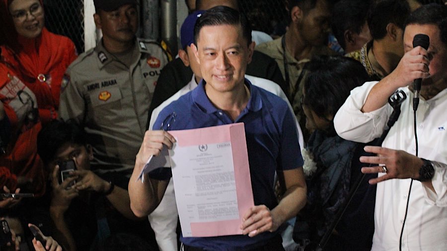Eks Mendag Tom Lembong menunjukkan surat Keppres Abolisi dirinya di Rutan Cipinang, Jumat (1/8/2025). (Bloomberg Technoz/Andrean Kristianto)