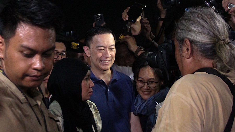 Setelah menyapa awak media dan pendukungnya, Tom beserta istri lalu menuju kendaraan yang akan membawa pulang. (Bloomberg Technoz/Andrean Kristianto)