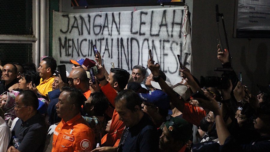 Hingga malam puluhan pendukung masih bertahan untuk menunggu keluarmya Tom Lembong dari Rutan Cipinang. (Bloomberg Technoz/Andrean Kristianto)