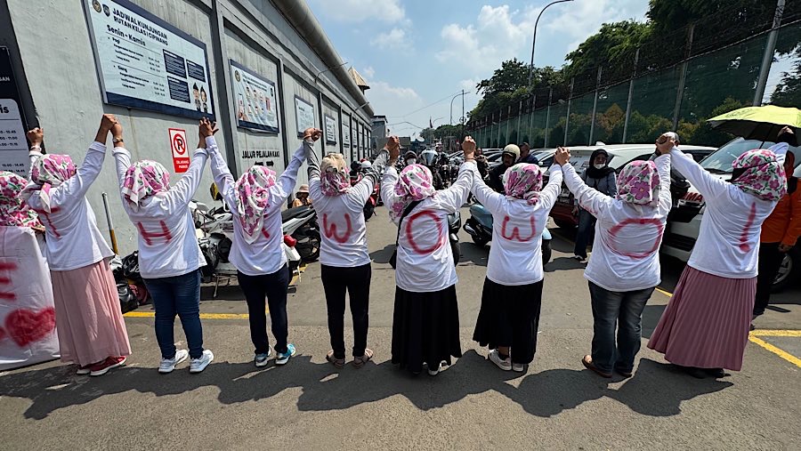 Sejumlah pendukung Tom Lembong menunggu di luar Rutan Cipinang, Jakarta, Jumat (1/8/2025). (Bloomberg Technoz/Andrean Kristianto)