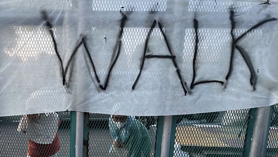 Sejak siang hari puluhan pendukung Tom Lembong sudah menunggu di halaman Rutan Cipinang. (Bloomberg Technoz/Andrean Kristianto)