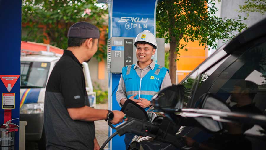 Ilustrasi pegguna kendaraan listrik saat mengisi daya di Stasiun Pengisian Kendaraan Listrik Umum (SPKLU). (Dok. PLN)