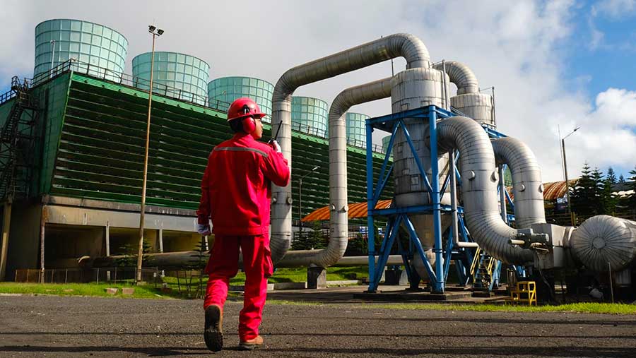 Petugas PLN Indonesia Power tengah memastikan keandalan PLTP Kamojang berkapasitas 140 MW di Kabupaten Garut, Jawa Barat. (Dok. PLN)