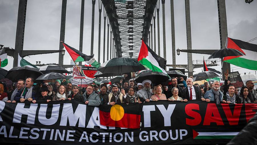 Demonstran Pro-Palestina berbaris melintasi Jembatan Pelabuhan Sydney, Australia (3/8/2025). (Izhar Khan/Getty Images via Bloomberg)